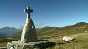 La Place du Village : La Croix de Pierre dans l'alpage de Véry (Hauteluce - Beaufortain)